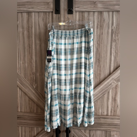 NWT Matching top and skirt set - Picture 3 of 7